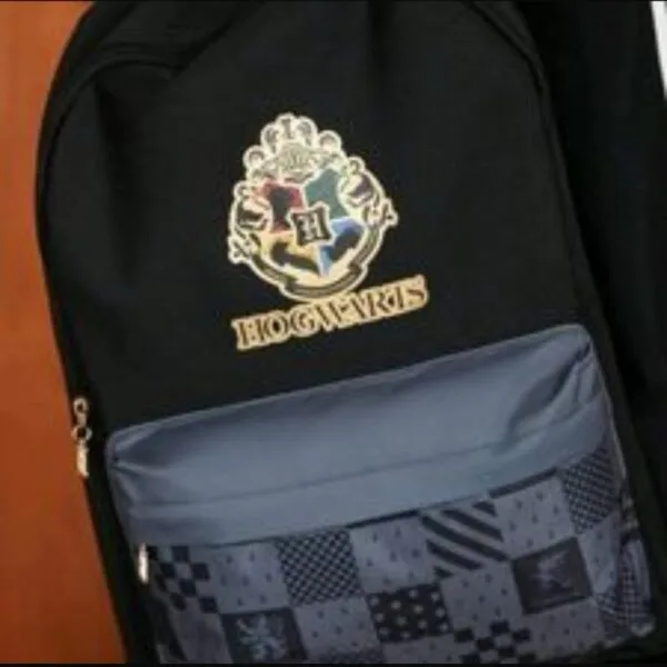 Mochila Negra Estampado Hogwarts - Imagen 3