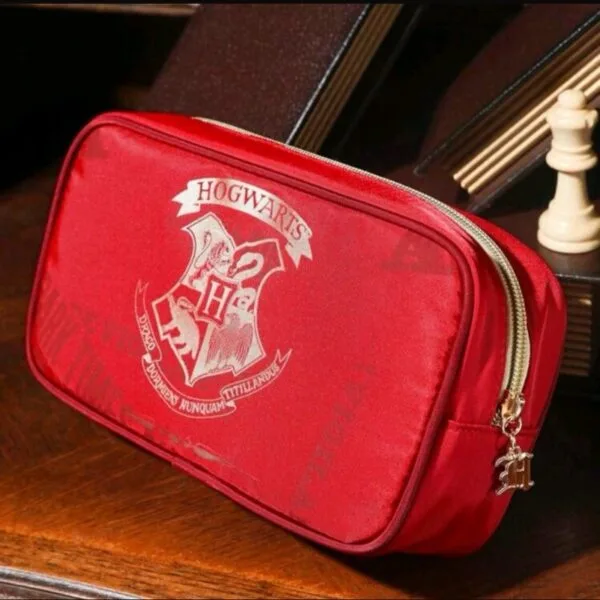 Estuche Rojo Estampado Hogwarts - Imagen 3
