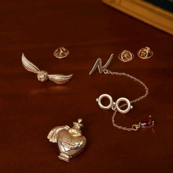 Conjunto 4 Pines Cicatriz Lentes Posion De Amor Snitch - Imagen 2