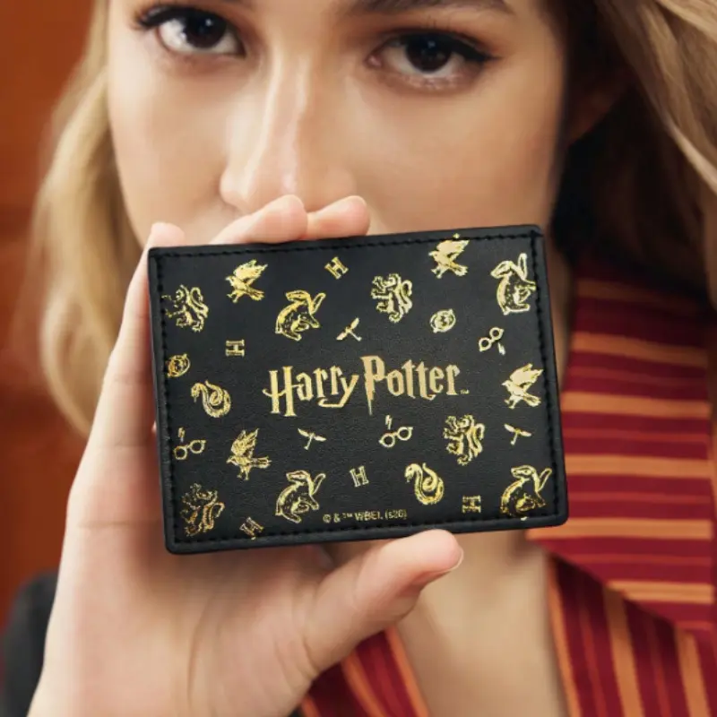 tarjetero Harry Potter estampado dorado sobre cuero sintetico negro en mano chile